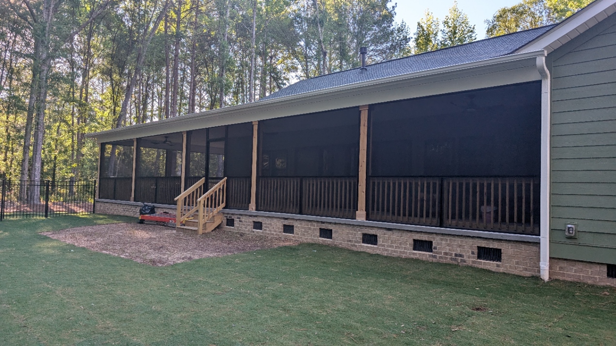 Screened Porch: Full-length wrap screened porch in HILTON HEAD ISLAND, SC
